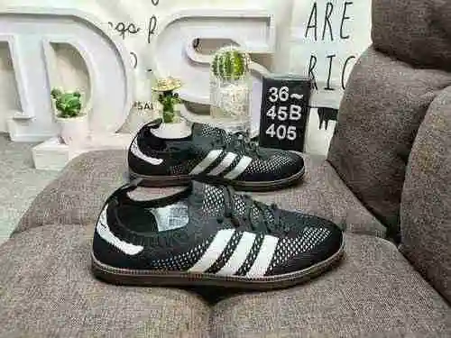 The 405D company grade AD Originals Samba Vegan shoe is an eternal training idol, showcasing high-qu