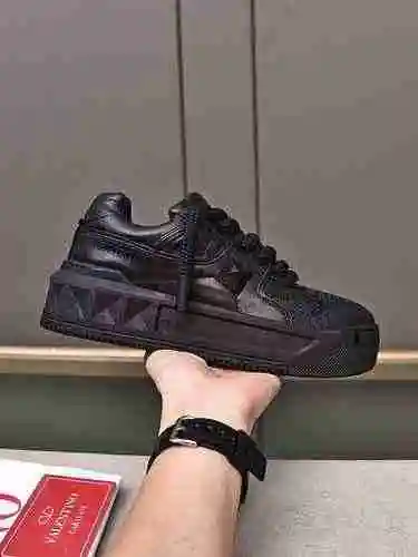 Valentino Pareja Código: 0704C80 Talla: Mujer 35-40, Hombre 38-44 (personalizado para 45 46)