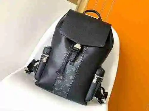 La mochila para hombre está hecha de material de lona importado de primer nivel y una versión réplic