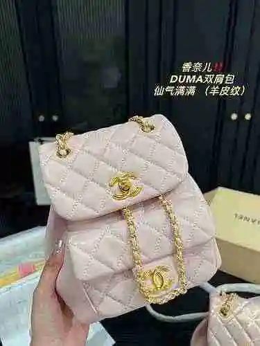 La mochila está hecha de piel de vaca original importada, con una bolsa de regalo de entrega de alta