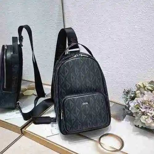 El bolso de pecho exclusivo para hombres está hecho de cuero original importado de primer nivel y un