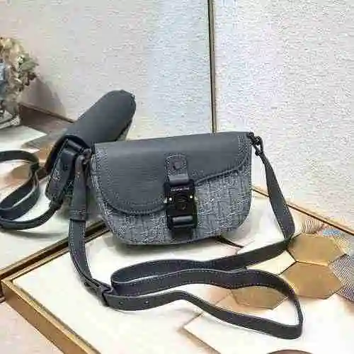 El bolso cruzado para hombre está hecho de cuero original importado de primer nivel y una versión ré