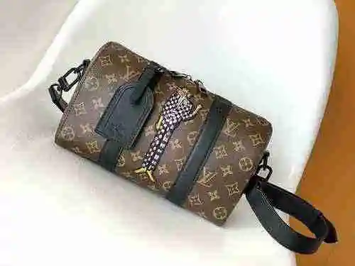 El bolso cruzado para hombre está hecho de material de lona importado de primer nivel y una versión 