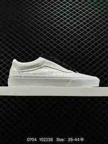 La parte superior de 8 Clot x Fragment Design x Vans está hecha de material de seda blanca que cubre