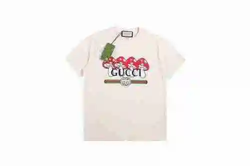 Manga corta con estampado de letras de cuatro hongos GC 23SS</span>