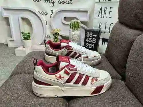 281D company level adidas Originals Post UP This classic adidas model continues the Basketball court