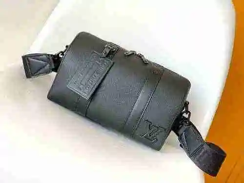 El bolso cruzado exclusivo para hombres está hecho de cuero original importado de primer nivel y una