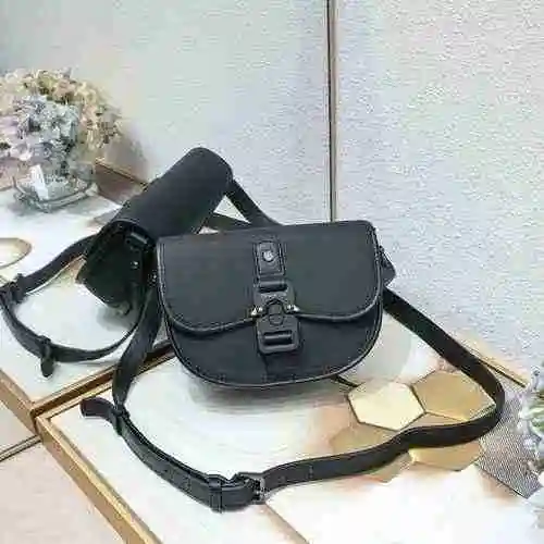 El bolso mensajero para hombre está hecho de cuero original importado de primer nivel y una versión 
