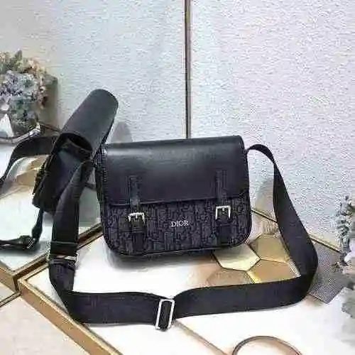 El bolso cruzado exclusivo para hombres está hecho de piel de vaca original importada y una bolsa de