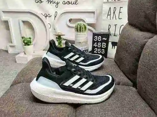 The Adidas Ultra Boost 2022 series, featuring a 253D true explosion with a half size UB popcorn fron
