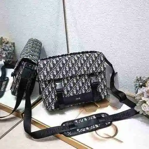 El bolso cruzado para hombre está hecho de cuero original importado de primer nivel y una versión ré