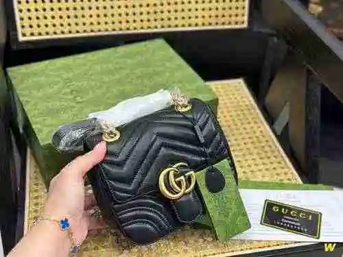 El bolso de cadena está hecho de piel de vaca original importada, con una bolsa de regalo de entrega
