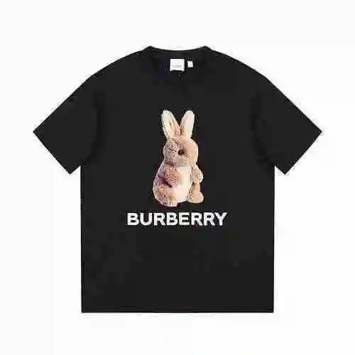 Camiseta de manga corta con cuello redondo y estampado de ardilla de dibujos animados de Burberry&lt