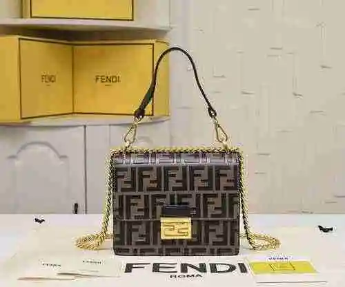 El bolso de cadena está hecho de piel de vaca original importada, con una bolsa de regalo de entrega