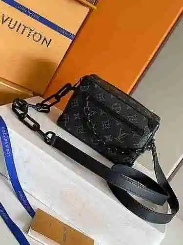 El bolso con cadena exclusivo para hombres está hecho de material de lona importado de primer nivel 