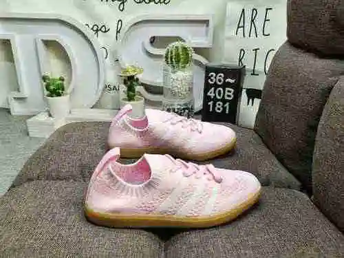 The 181D company grade AD Originals Samba Vegan shoe is an eternal training idol, showcasing high-qu