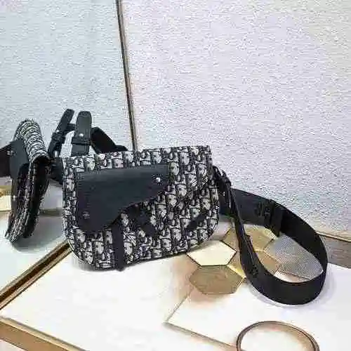 La alforja exclusiva para hombres está hecha de cuero original importado de primer nivel y una versi