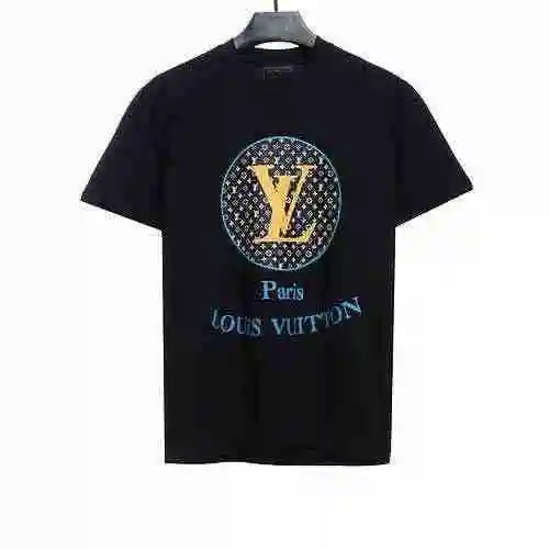Manga corta con letra y logo LV en el pecho