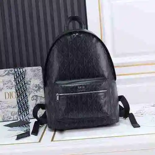 La mochila para hombre está hecha de cuero original importado de primer nivel y una versión réplica 