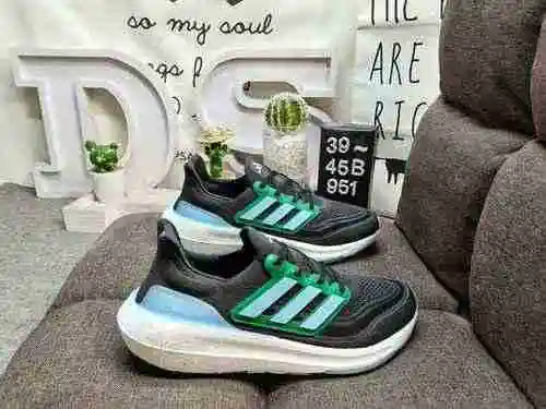 The 951D truly explosive Adidas Ultra Boost 2022 series with a half size UB popcorn front and back r