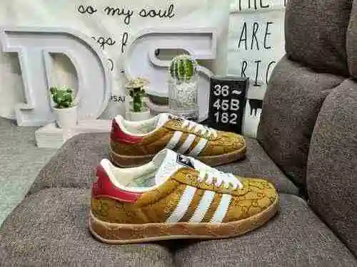 182D adopts a combination of soft fiber cow cut leather and imported mercerized pig leather upper ma