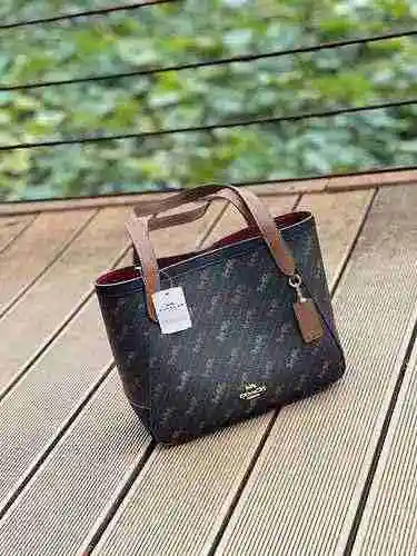 La bolsa de compras está hecha de piel de vaca original importada y una bolsa de regalo de entrega d