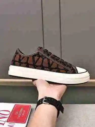 Valentino Pareja Código: 0704C30 Talla: Mujer 35-39, Hombre 38-44 (personalizado para 45)