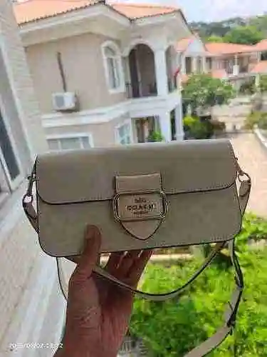 El bolso cruzado está hecho de piel de vaca original importada, con una bolsa de regalo de entrega d