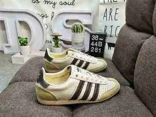 La vanguardia retro 281D ha sido ocupada, con la marca de diseño británica Wales Bonner x Adidas WB 