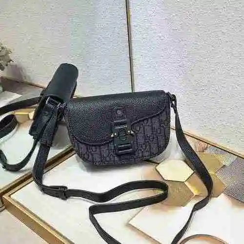El bolso cruzado para hombre está hecho de cuero original importado de primer nivel y una versión ré