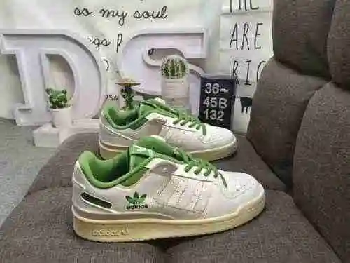 132DAdidas Forum 84 Low Zapatillas deportivas informales, versátiles y de caña baja. Basado en la ap