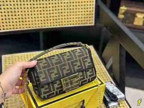 El bolso cruzado está hecho de material de lona importado, con una bolsa de regalo de entrega de alt