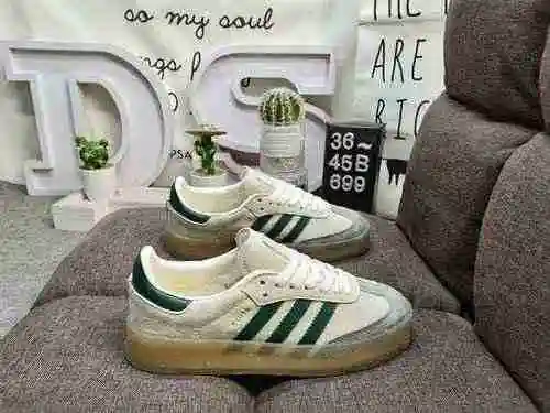 Los zapatos 699D para hombre y mujer están fabricados en un sistema genuino de talla media, con una 
