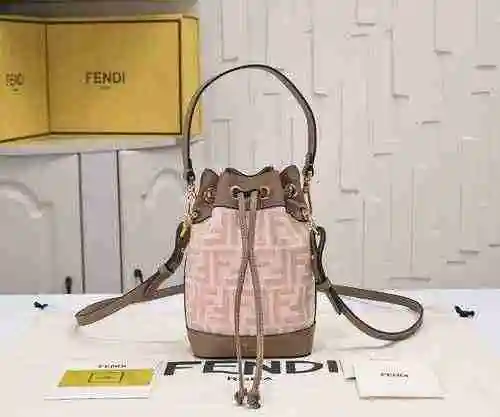 El bolso tipo cubo está hecho de piel de vaca original importada, con una bolsa de regalo de entrega