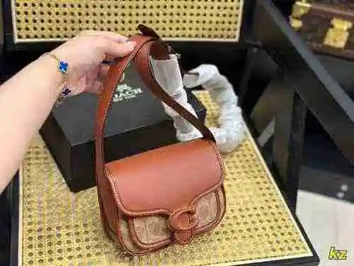 La alforja está hecha de piel de vaca original importada, con una bolsa de regalo de entrega de alta