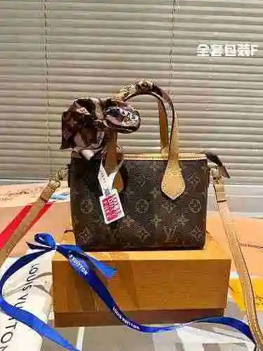 La bolsa de compras está hecha de material de lona importado, con una bolsa de regalo de entrega de 