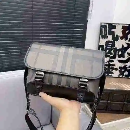 El bolso cruzado para hombre está hecho de material de lona importado, con una bolsa de regalo de en
