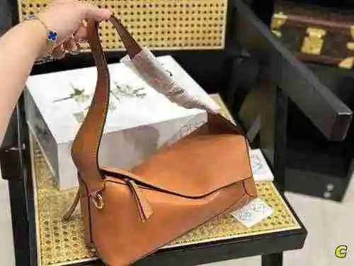 La bolsa para las axilas está hecha de piel de vaca original importada, con una bolsa de regalo de e