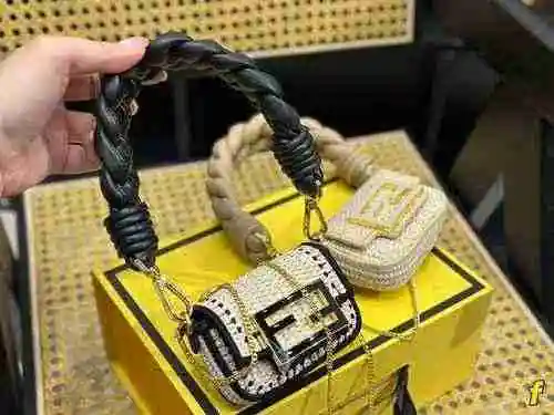 El bolso pequeño está hecho de material tejido de pasto Lafite importado, con una bolsa de regalo de