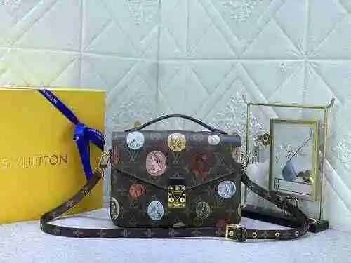 El bolso cruzado está hecho de material de lona importado, con una bolsa de regalo de entrega de alt