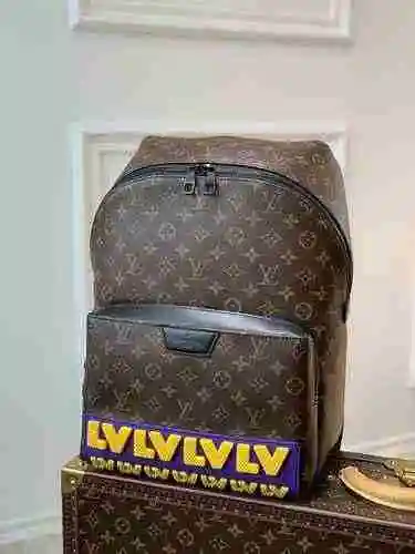 La mochila para hombre está hecha de material de lona importado de primer nivel y una versión réplic