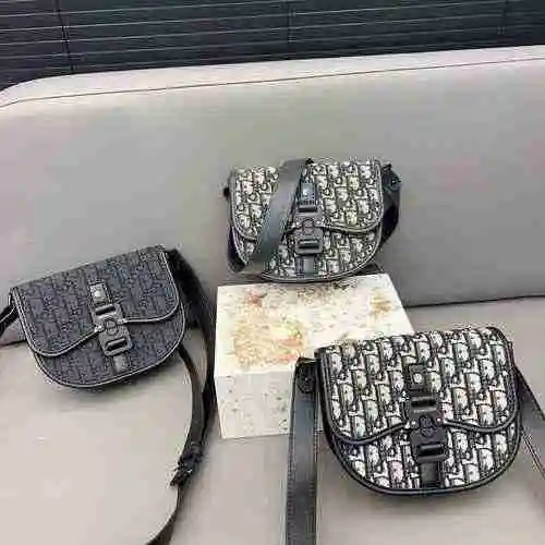 El bolso cruzado está hecho de material de lona importado, con una bolsa de regalo de entrega de alt