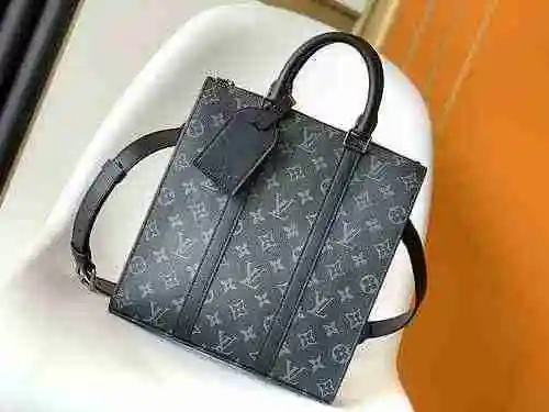 El bolso para hombre está hecho de material de lona importado de primer nivel y una versión réplica 