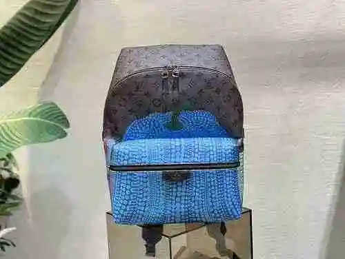 La mochila para hombre está hecha de material de lona importado de primer nivel y una versión réplic