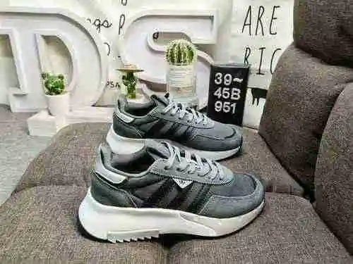 La nueva zapatilla clásica de corte bajo RETROPY F2 M con suela gruesa de trébol de nivel empresaria