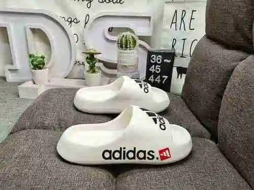 329D447D Zapatillas deportivas Adidas SuperStar Slide. Las pantuflas Adi tienen un cierre de velcro 