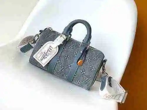 La bolsa tipo almohada para hombre está hecha de material de lona importado de primer nivel y una ve