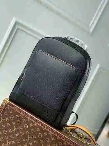 La mochila para hombre está hecha de cuero original importado de primer nivel y una versión réplica 