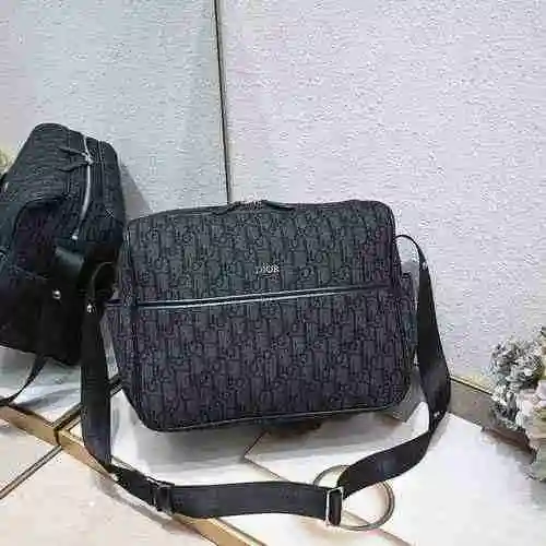 El bolso cruzado para hombre está hecho de cuero original importado de primer nivel y una versión ré