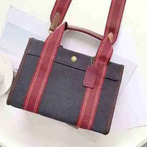 El bolso está hecho de material de lona importado, con una bolsa de regalo de entrega de alta calida